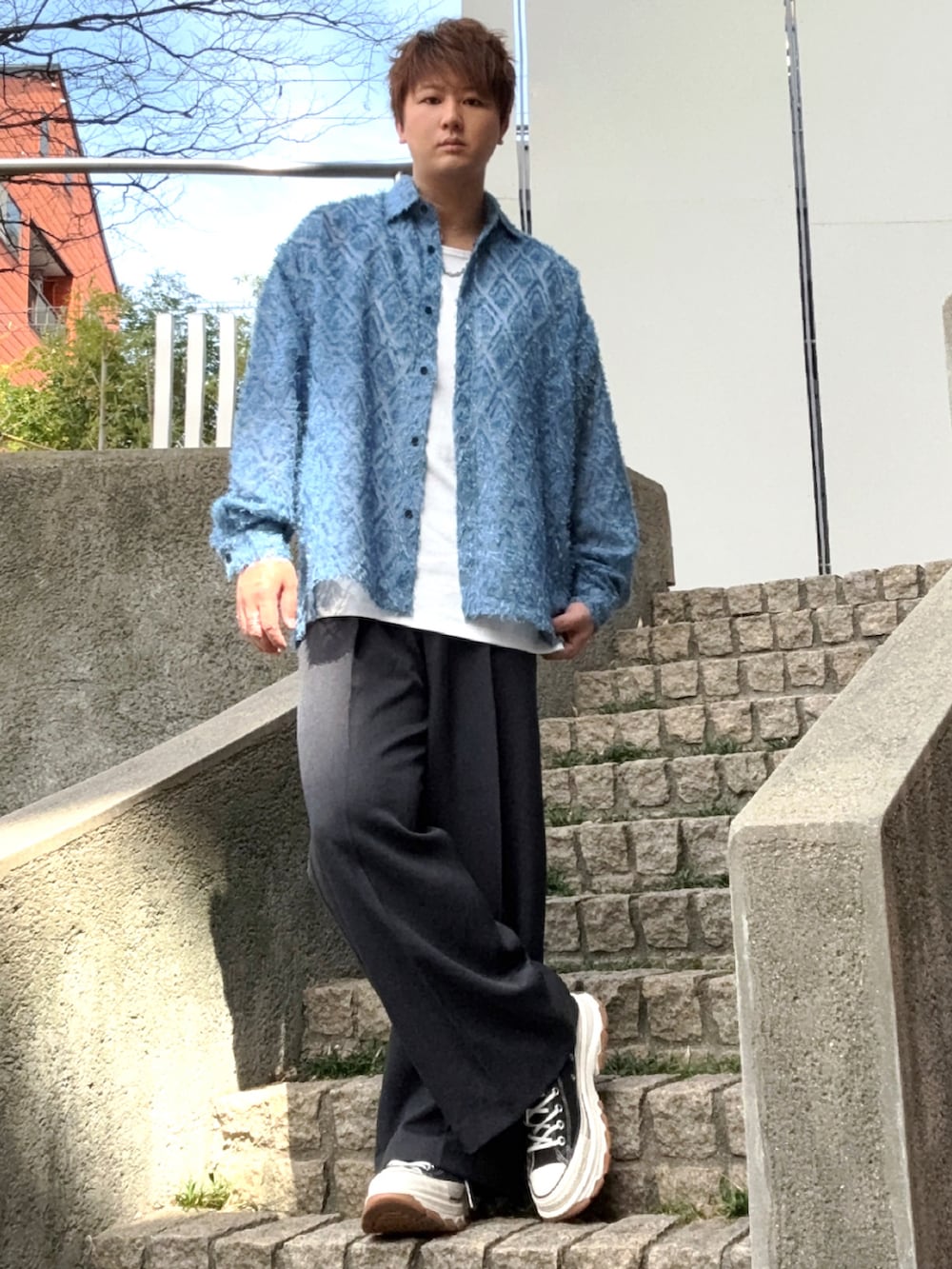 グレー系のシャツ/ブラウス、ブラック系のスラックス、ホワイト系のタンクトップを着用したメンズの春コーディネートの3枚目の写真