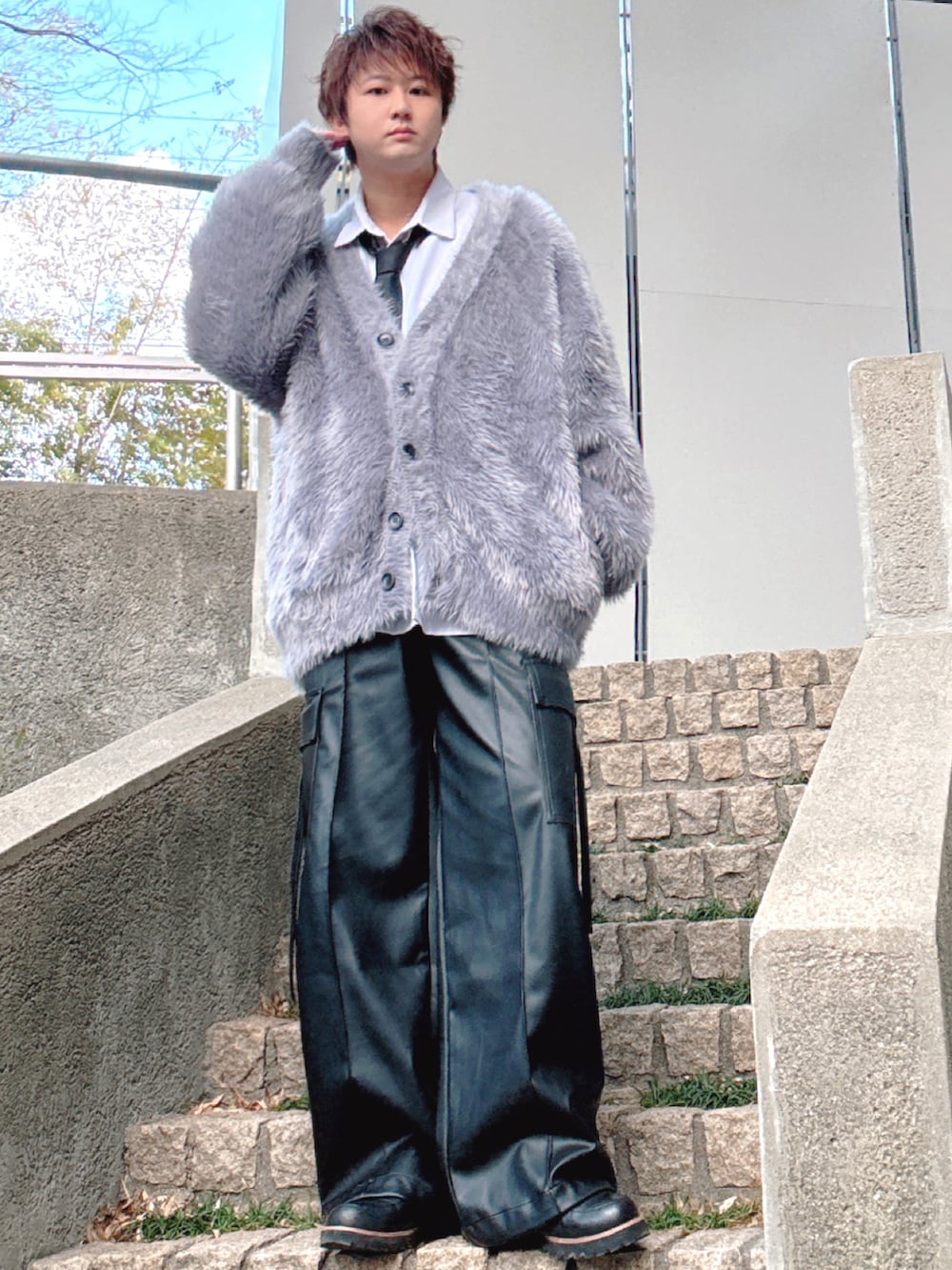 ブラック系のカーゴパンツ、グレー系のカーディガン/ボレロ、ブラック系のネクタイを着用したメンズの冬コーディネートの2枚目の写真