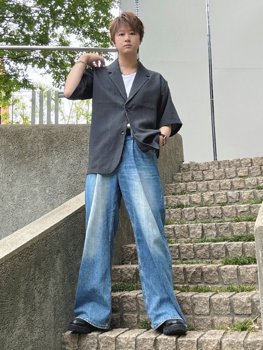 ブルー系のデニムパンツ、ブラック系のドレスシューズ、ブラック系のシャツ/ブラウスを着用したメンズの夏コーディネートの2枚目の写真