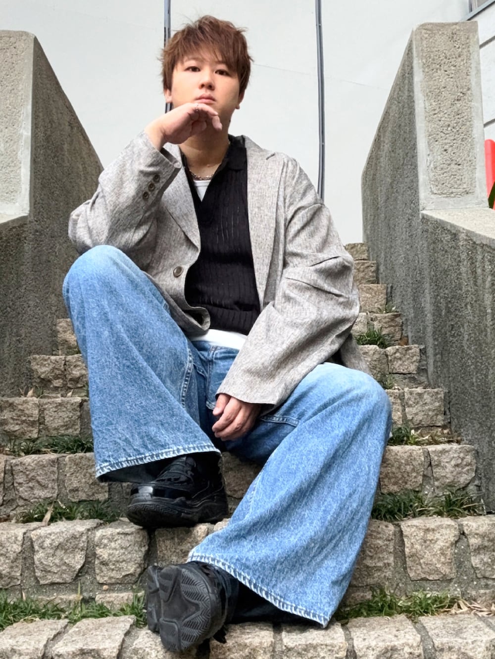 ベージュ系のテーラードジャケット、ブルー系のデニムパンツ、ブラック系のその他シューズを着用したメンズの春コーディネートの4枚目の写真