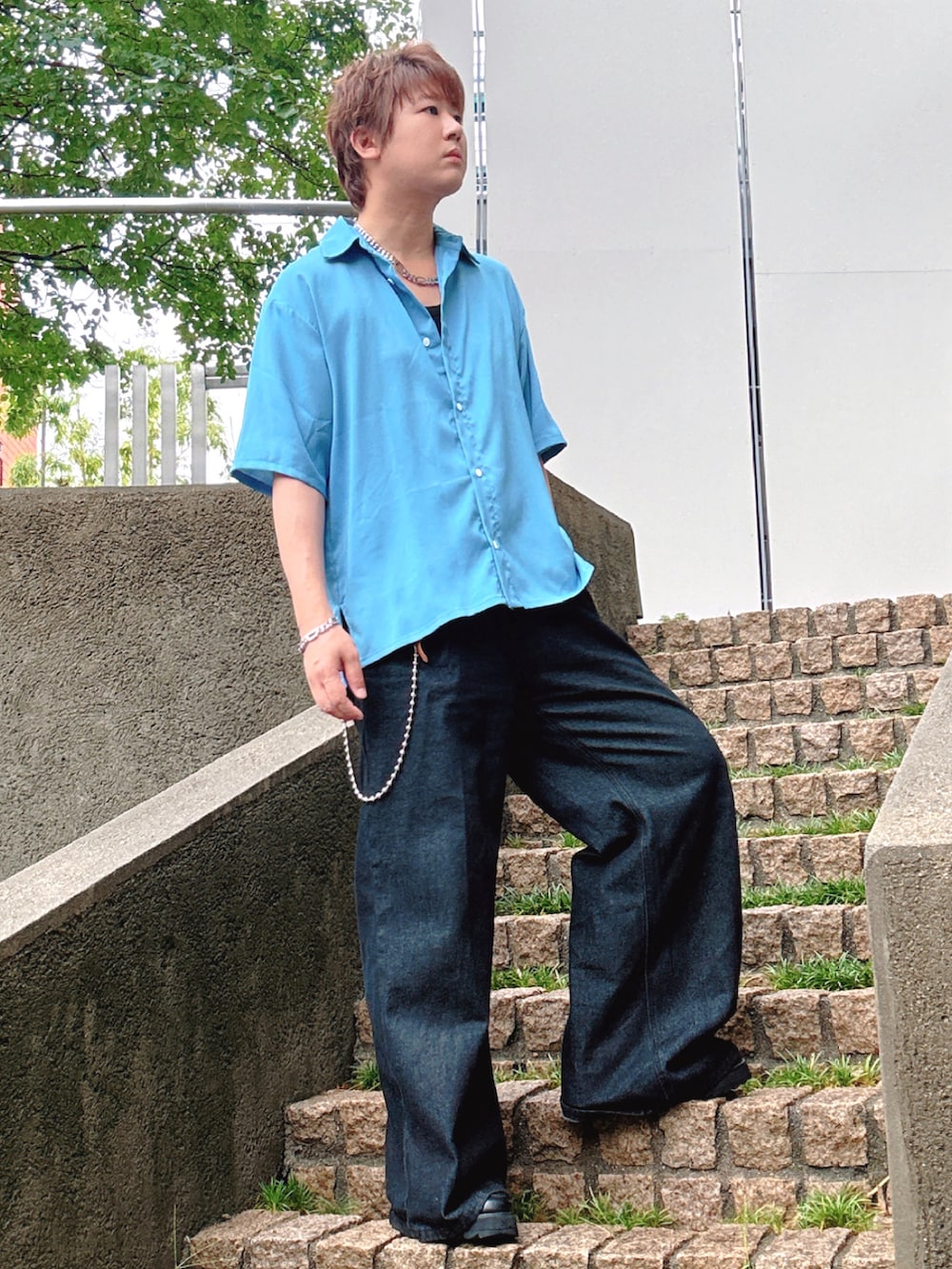 ブラック系のデニムパンツ、ブルー系のシャツ/ブラウスを着用したメンズの夏コーディネートの3枚目の写真