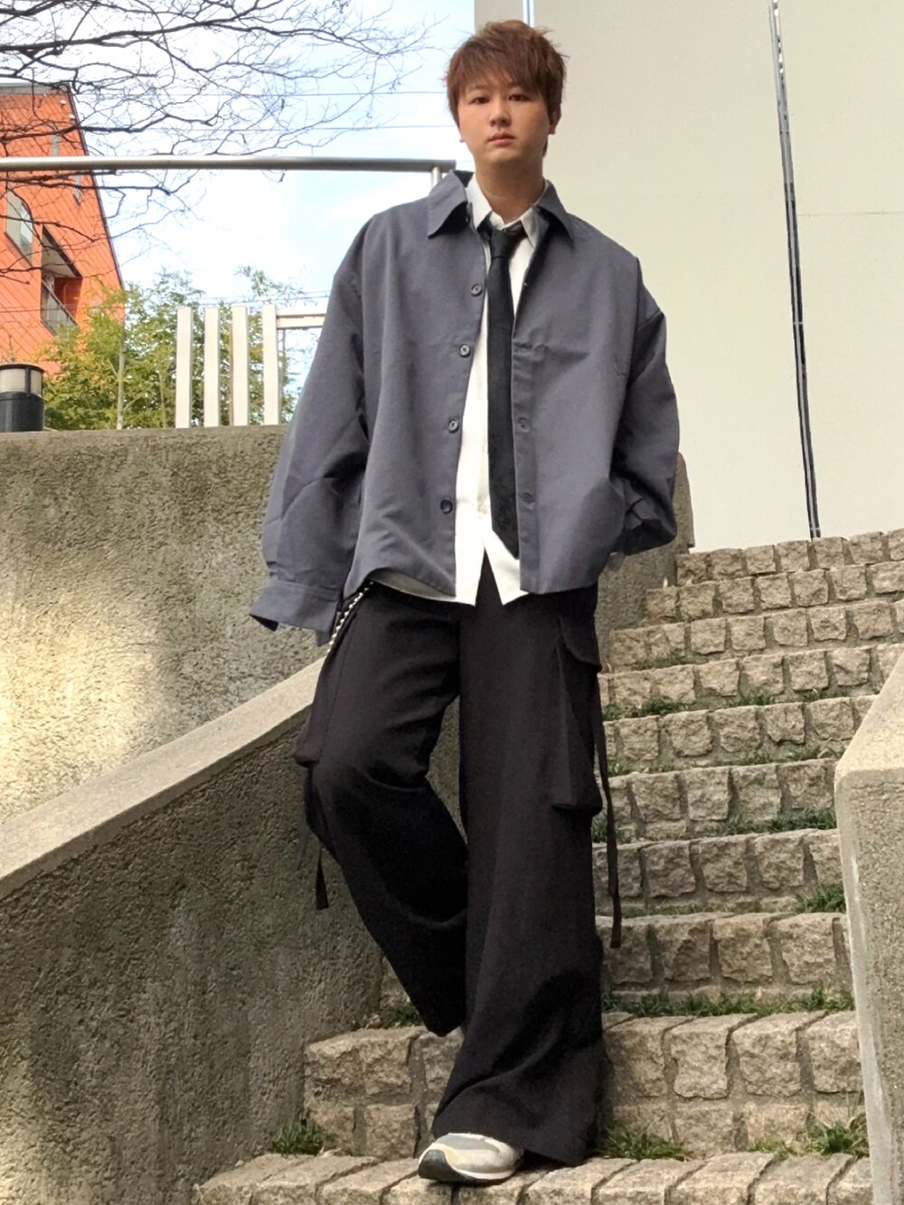 ホワイト系のシャツ/ブラウス、ブラック系のカーゴパンツ、グレー系のブルゾンを着用したメンズの春コーディネートの2枚目の写真