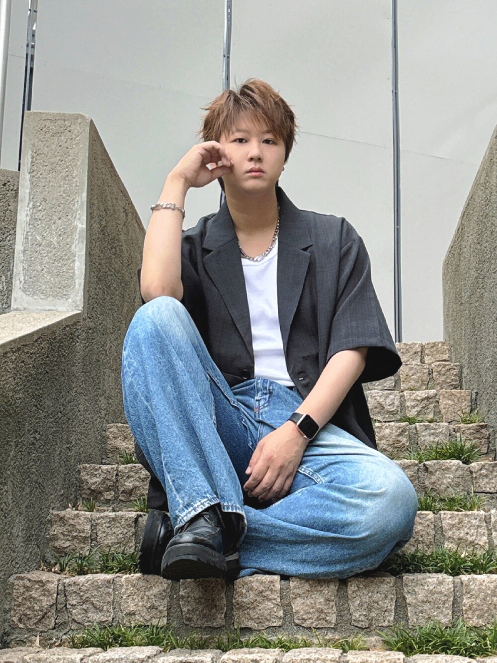ブルー系のデニムパンツ、ブラック系のドレスシューズ、ブラック系のシャツ/ブラウスを着用したメンズの夏コーディネートの4枚目の写真