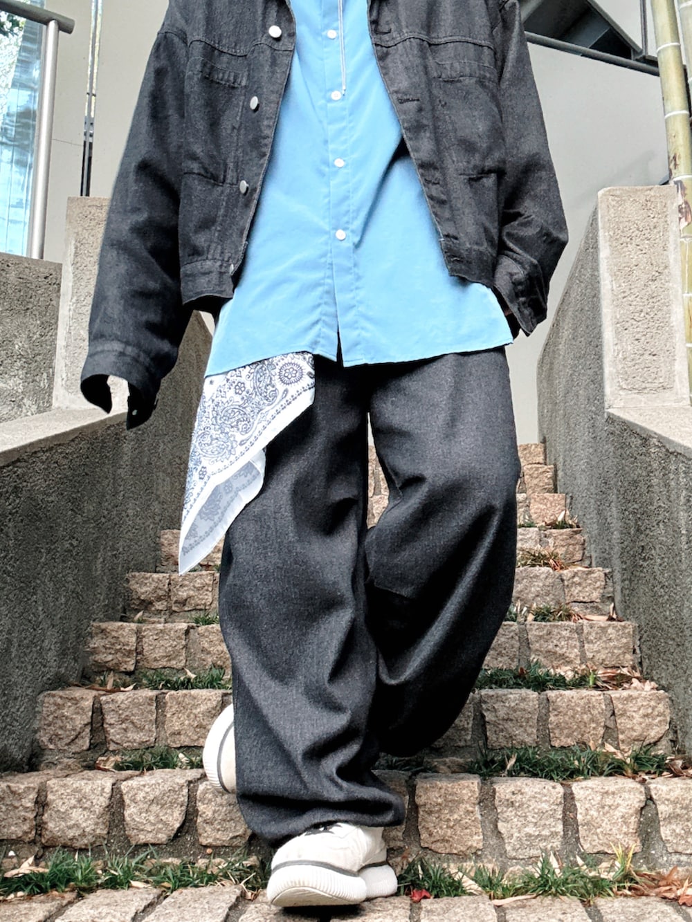 ブルー系のシャツ/ブラウス、ホワイト系のスニーカー、ブラック系のセットアップを着用したメンズの秋コーディネートの5枚目の写真