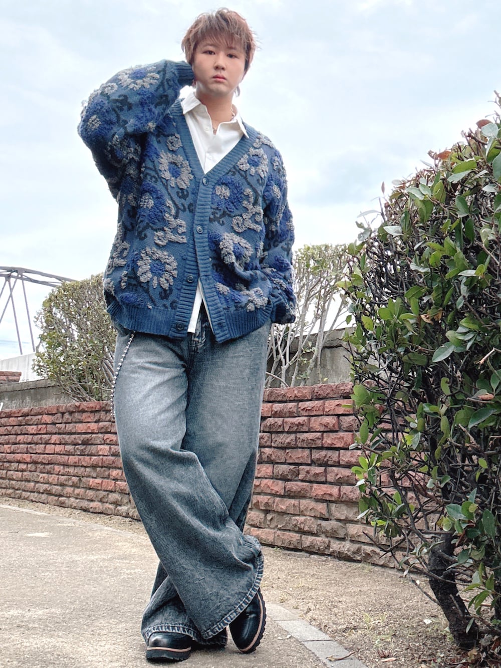 ブラック系のデニムパンツ、ブルー系のカーディガン/ボレロ、ホワイト系のシャツ/ブラウスを着用したメンズの冬コーディネートの3枚目の写真