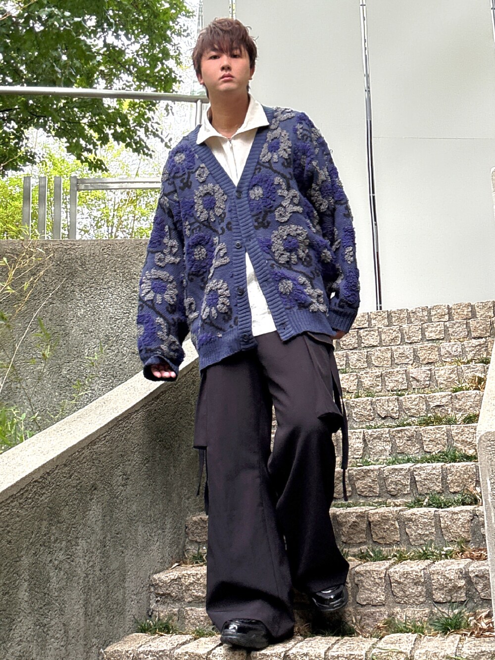 ブラック系のカーゴパンツ、ブルー系のカーディガン/ボレロ、ベージュ系のTシャツ/カットソーを着用したメンズの秋コーディネートの2枚目の写真