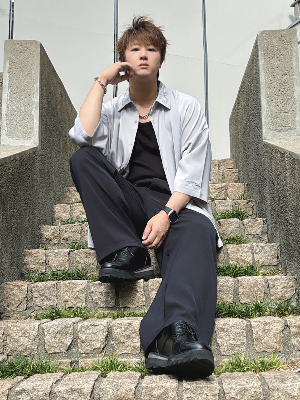 ブラック系のドレスシューズ、ブラック系のセットアップ、グレー系のシャツ/ブラウスを着用したメンズの夏コーディネートの4枚目の写真