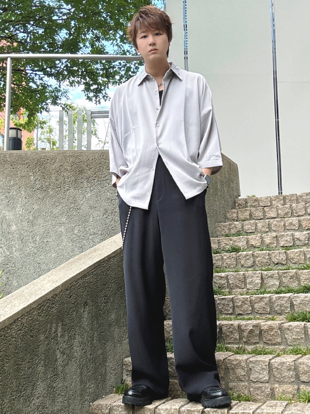 ブラック系のドレスシューズ、ブラック系のセットアップ、グレー系のシャツ/ブラウスを着用したメンズの夏コーディネートの5枚目の写真