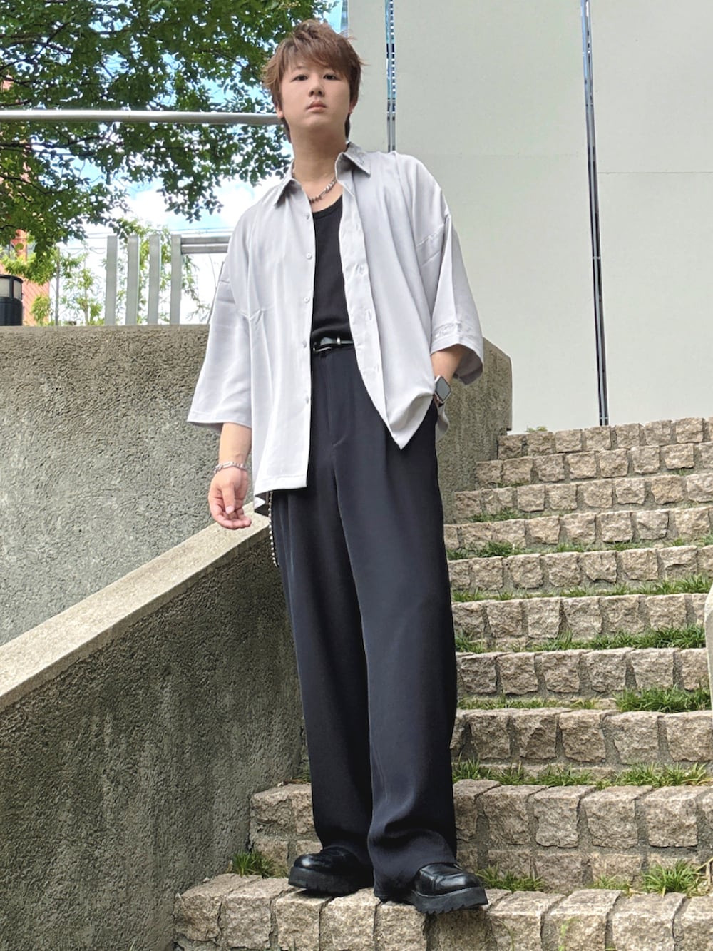 ブラック系のドレスシューズ、ブラック系のセットアップ、グレー系のシャツ/ブラウスを着用したメンズの夏コーディネートの2枚目の写真