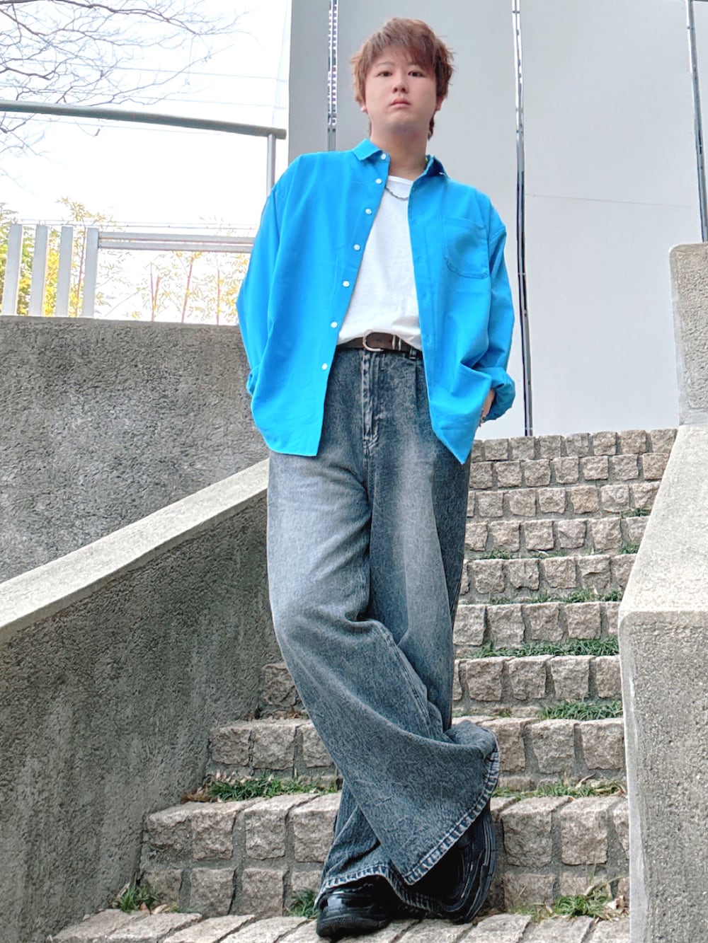 ブラック系のデニムパンツ、ブルー系のシャツ/ブラウス、ブラック系のその他シューズを着用したメンズの春コーディネートの3枚目の写真