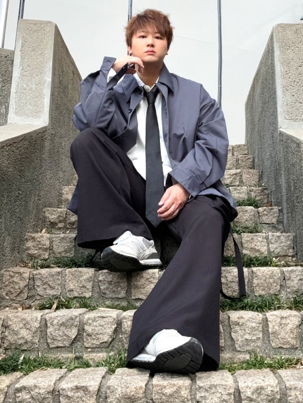 ホワイト系のシャツ/ブラウス、ブラック系のカーゴパンツ、グレー系のブルゾンを着用したメンズの春コーディネートの3枚目の写真