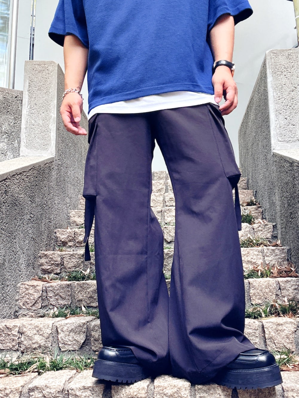 ブルー系のポロシャツ、ブラック系のカーゴパンツ、ブラック系のローファーを着用したメンズの秋コーディネートの3枚目の写真