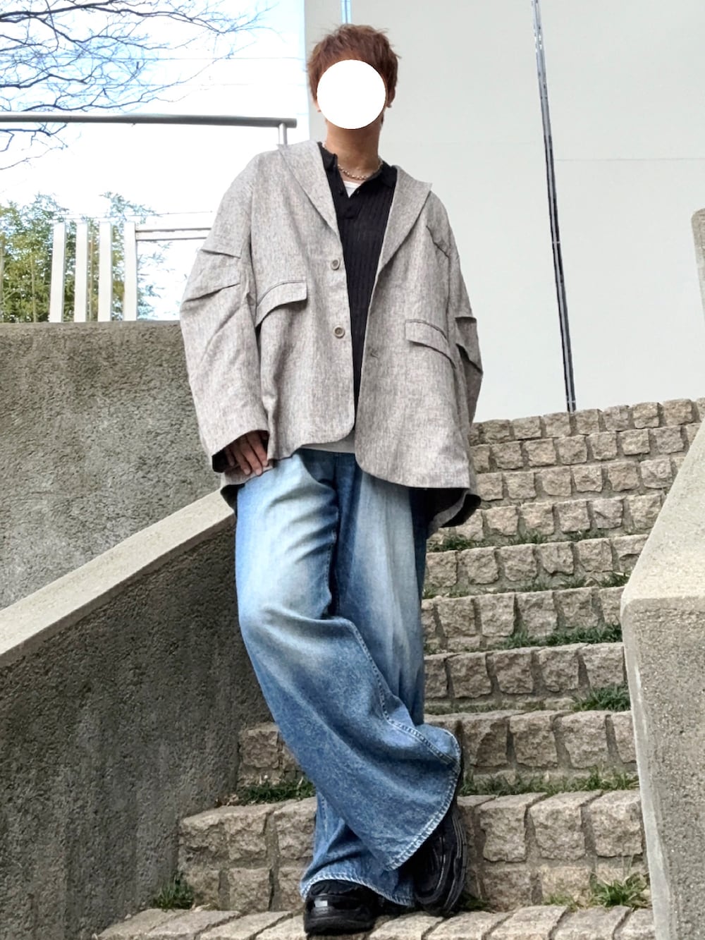 ベージュ系のテーラードジャケット、ブルー系のデニムパンツ、ブラック系のその他シューズを着用したメンズの春コーディネートの2枚目の写真