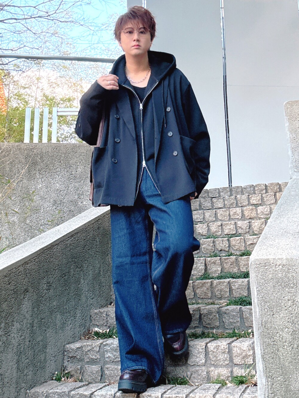 ブルー系のデニムパンツ、ブラック系のパーカー、ブラック系のセットアップを着用したメンズの冬コーディネートの2枚目の写真