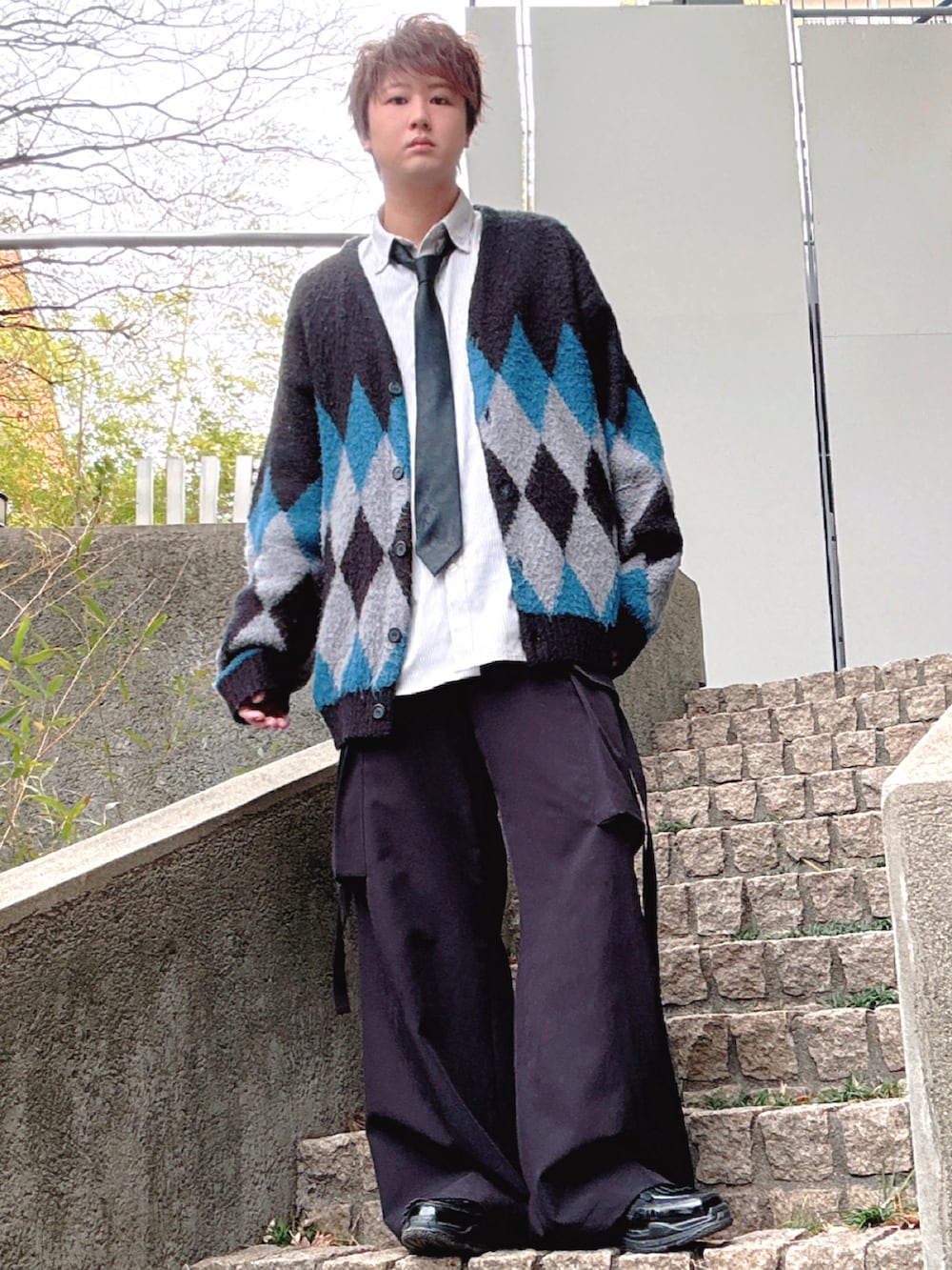 ブラック系のカーゴパンツ、グレー系のシャツ/ブラウス、ブラック系のカーディガン/ボレロを着用したメンズの冬コーディネートの2枚目の写真