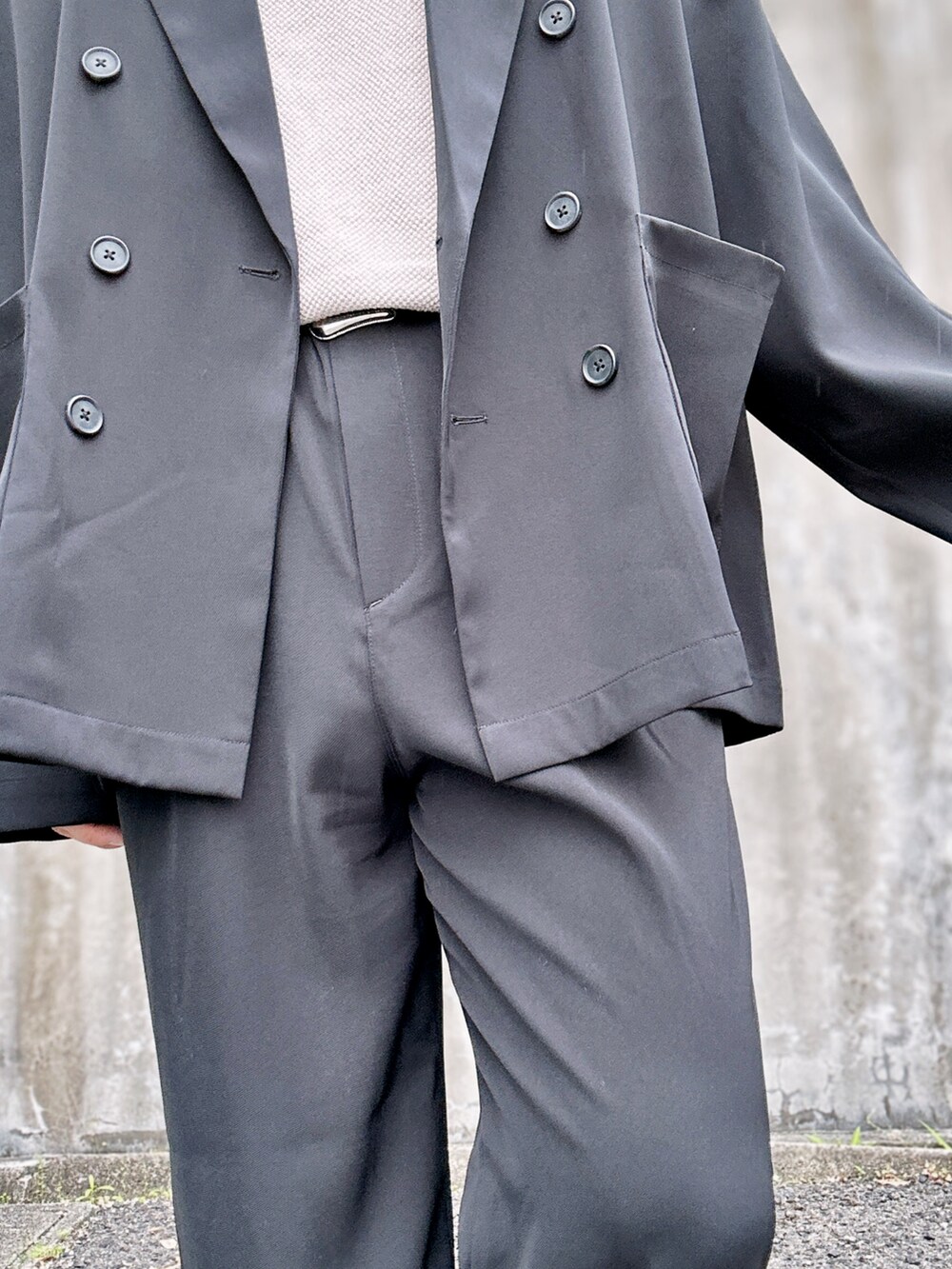 ブラック系のセットアップ、ベージュ系のTシャツ/カットソー、ブラック系のドレスシューズを着用したメンズの春コーディネートの4枚目の写真