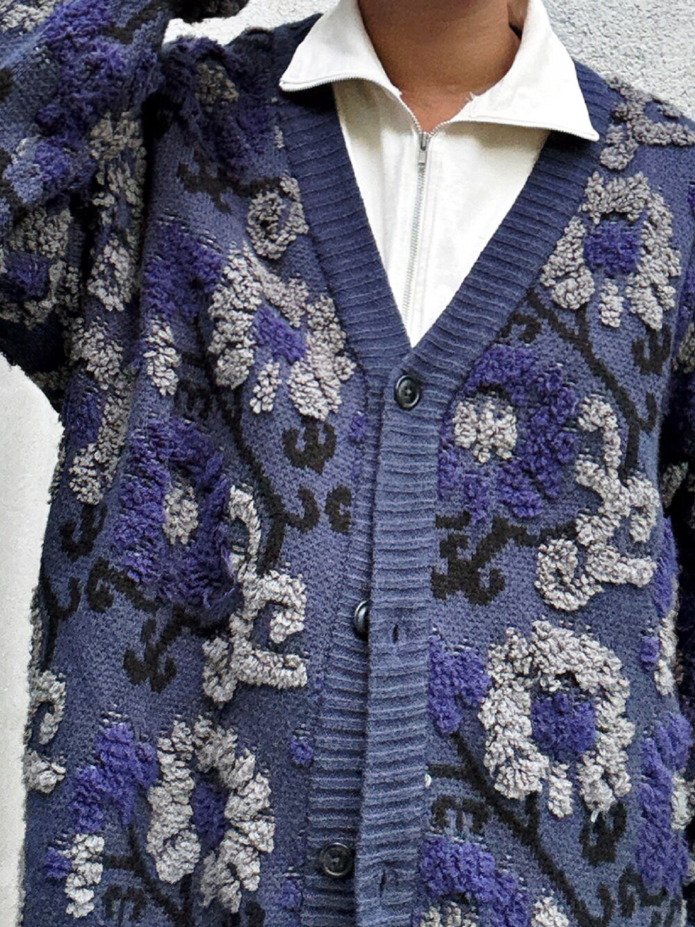 ブラック系のカーゴパンツ、ブルー系のカーディガン/ボレロ、ベージュ系のTシャツ/カットソーを着用したメンズの秋コーディネートの5枚目の写真