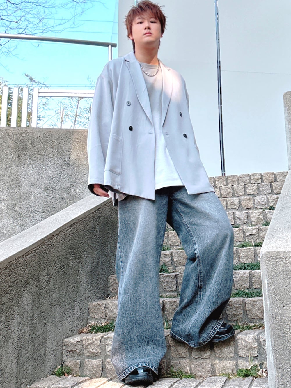 ブラック系のデニムパンツ、グレー系のセットアップ、グレー系のTシャツ/カットソーを着用したメンズの春コーディネートの2枚目の写真
