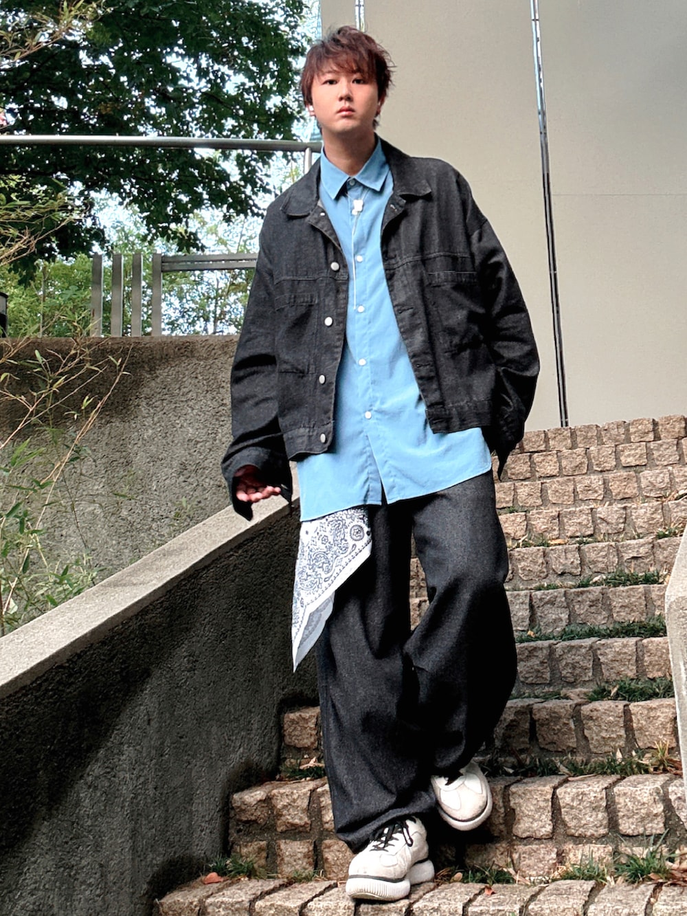 ブルー系のシャツ/ブラウス、ホワイト系のスニーカー、ブラック系のセットアップを着用したメンズの秋コーディネートの3枚目の写真