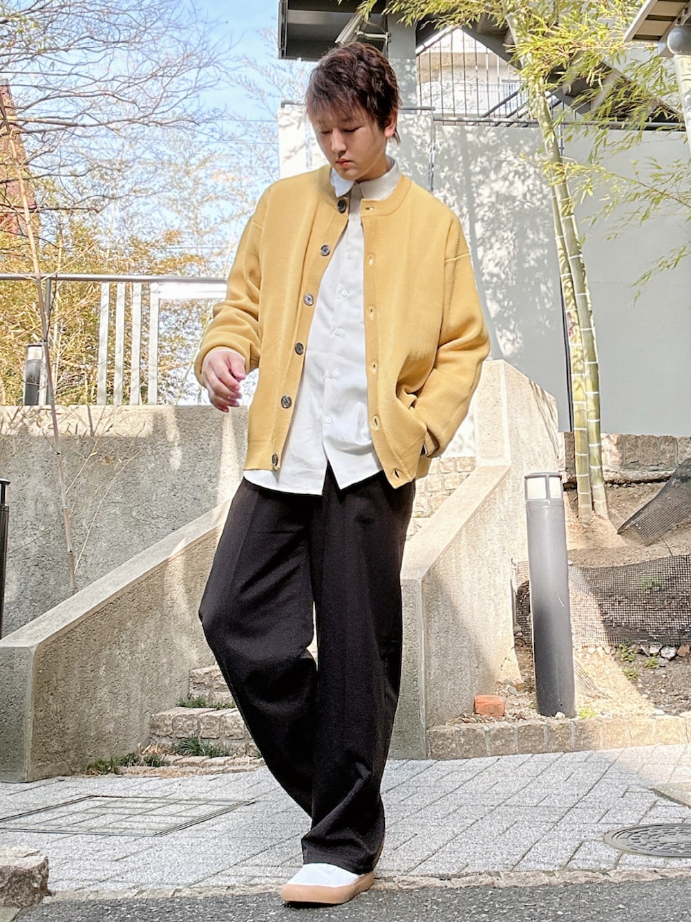スラックスを使った「クルーネックカーディガン」の人気ファッション
