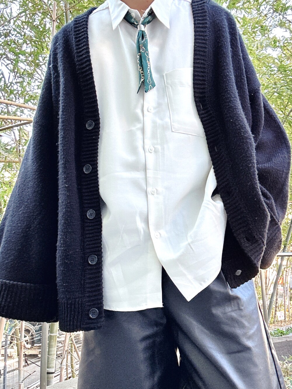 「大人カジュアル、秋冬コーデ、おでかけコーデ、カジュアルコーデ、モノトーン、休日コーデ、お洒落さんとつながりたい、きれいめカジュアル、カーディガン、ワイドパンツ、レザー」｜「MONO-MARTの【CIYOT-シヨウト-】ウールライクファブリックルーズレギュラーカラーシャツ（シャツ/ブラウス、ホワイト系）」を使った、だぃすけさん（メンズ・170cm）の冬コーディネートの3枚目の写真