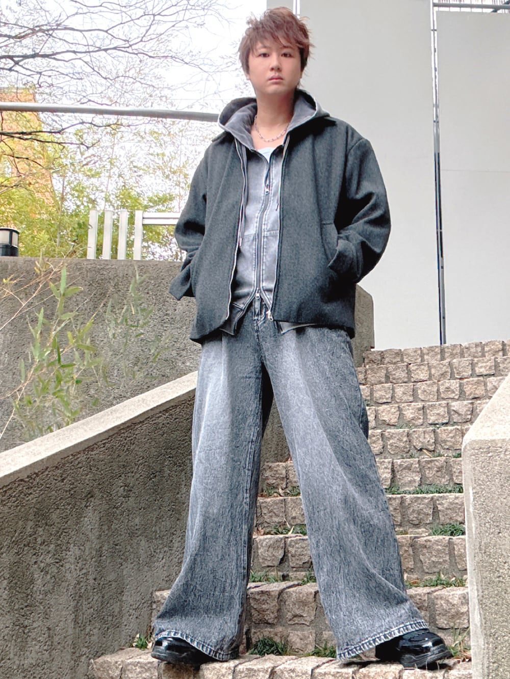 グレー系のその他アウター、ブラック系のデニムパンツ、ブラック系のその他シューズを着用したメンズの冬コーディネートの2枚目の写真