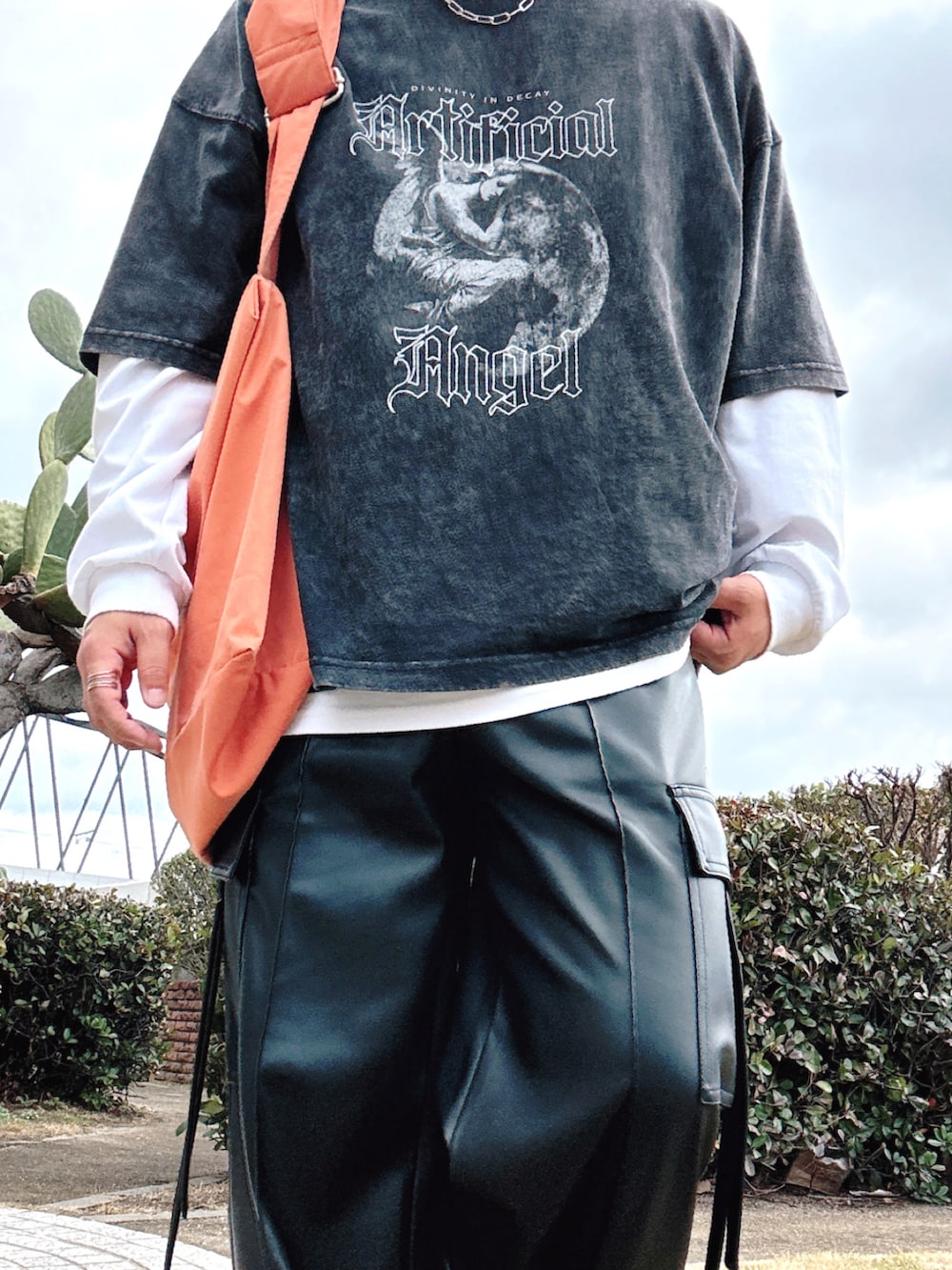 ブラック系のTシャツ/カットソー、ブラック系のカーゴパンツ、イエロー系のスニーカーを着用したメンズの春コーディネートの5枚目の写真