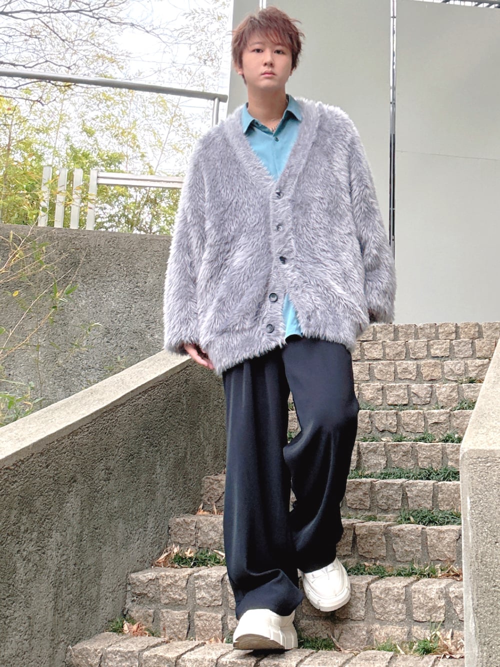ブラック系のセットアップ、グレー系のカーディガン/ボレロ、グレー系のシャツ/ブラウスを着用したメンズの冬コーディネートの3枚目の写真