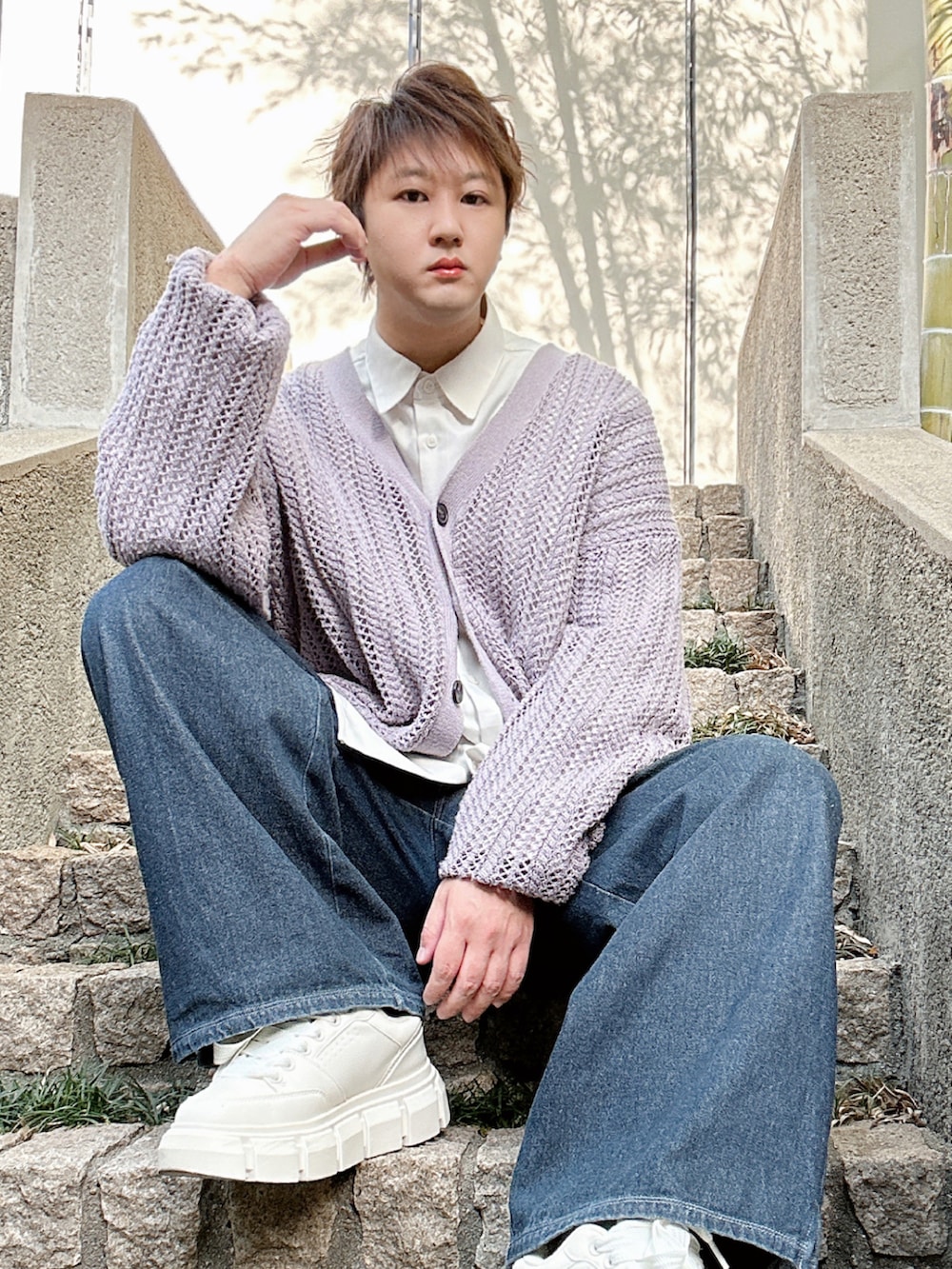 ブルー系のスラックス、パープル系のカーディガン/ボレロ、ホワイト系のシャツ/ブラウスを着用したメンズの春コーディネートの2枚目の写真