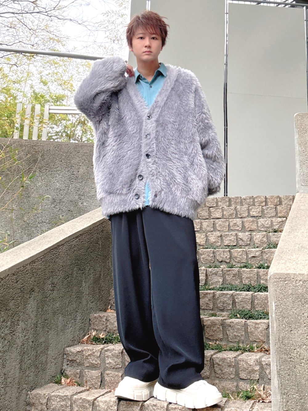 ブラック系のセットアップ、グレー系のカーディガン/ボレロ、グレー系のシャツ/ブラウスを着用したメンズの冬コーディネートの2枚目の写真