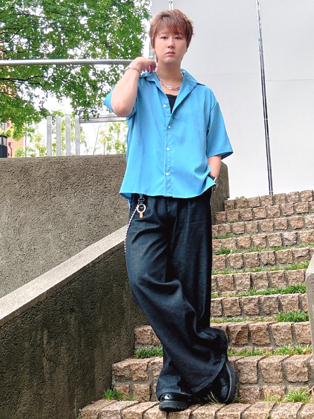 ブラック系のデニムパンツ、ブルー系のシャツ/ブラウスを着用したメンズの夏コーディネートの2枚目の写真