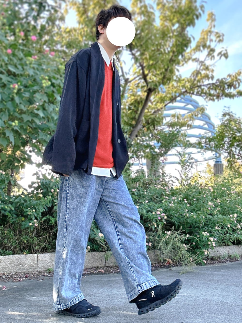 ブラウン系のニット/セーター、ホワイト系のシャツ/ブラウス、ブルー系のデニムパンツを着用したメンズの秋コーディネートの3枚目の写真