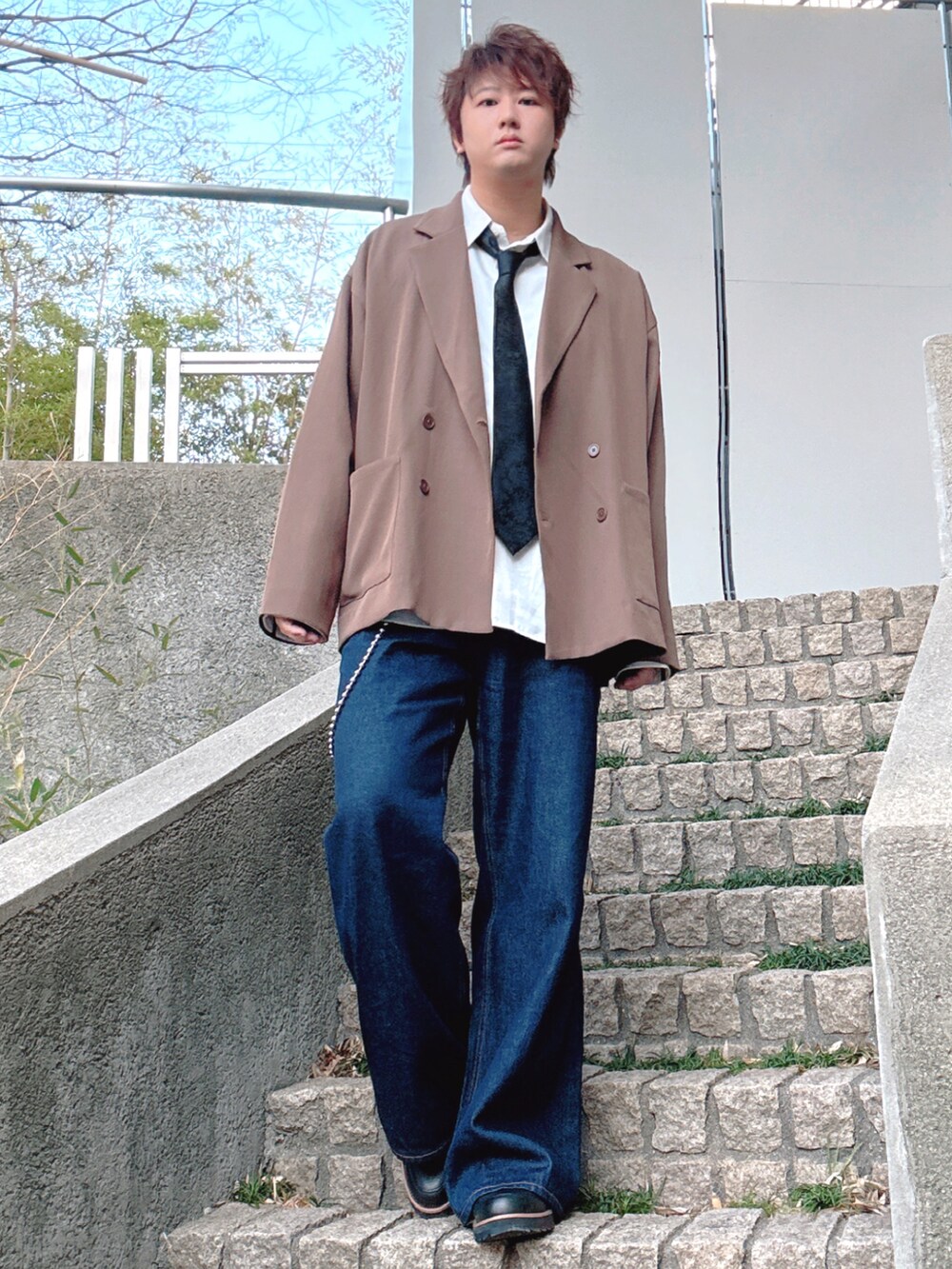 ブルー系のデニムパンツ、ホワイト系のシャツ/ブラウス、ブラック系のネクタイを着用したメンズの冬コーディネートの4枚目の写真