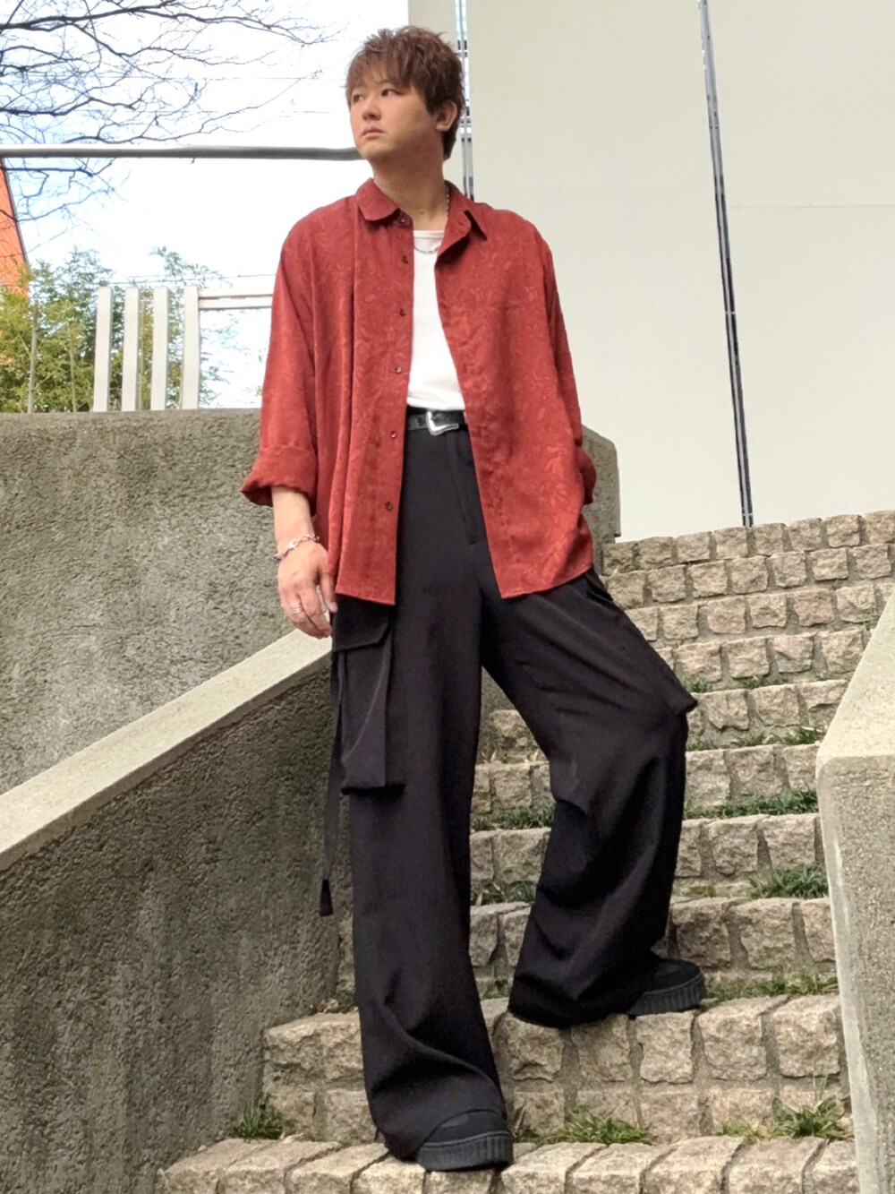 ブラック系のカーゴパンツ、ブラック系のスニーカー、ホワイト系のタンクトップを着用したメンズの春コーディネートの3枚目の写真