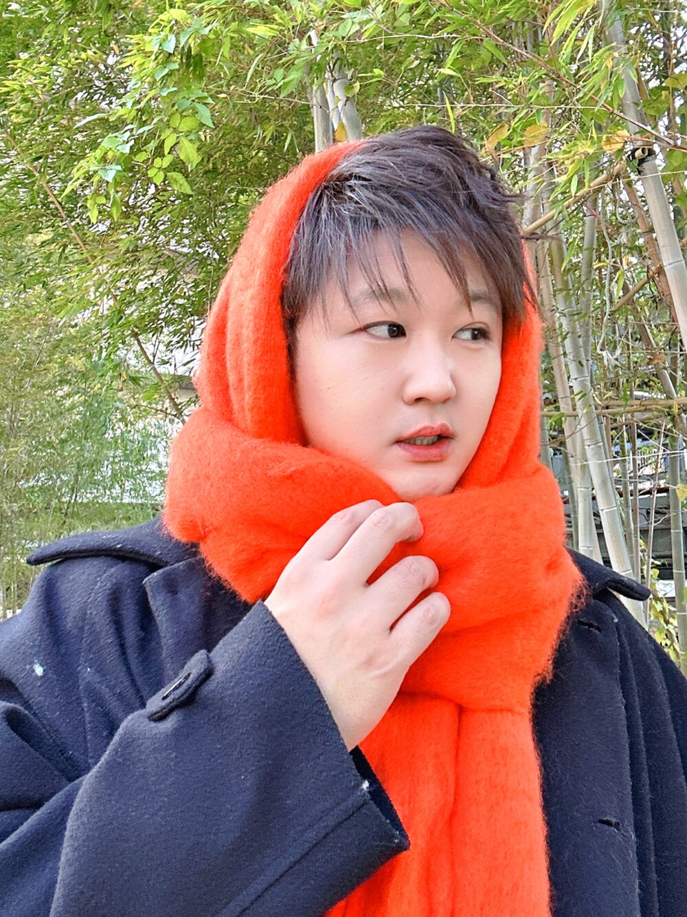 「冬コーデ、お出かけコーデ、ホワイトコーデ、クリスマスに着たい服、オトナカジュアル、マフラー、マフラーコーデ、バラクラバ、オレンジ、オレンジニット、ブラック、ブラックコーデ」｜「adidasのadidas アディダス GRADAS グラダス IE9045 CORE/FTWR/SILV（スニーカー、ブラック系）」を使った、だぃすけさん（メンズ・170cm）の冬コーディネートの5枚目の写真