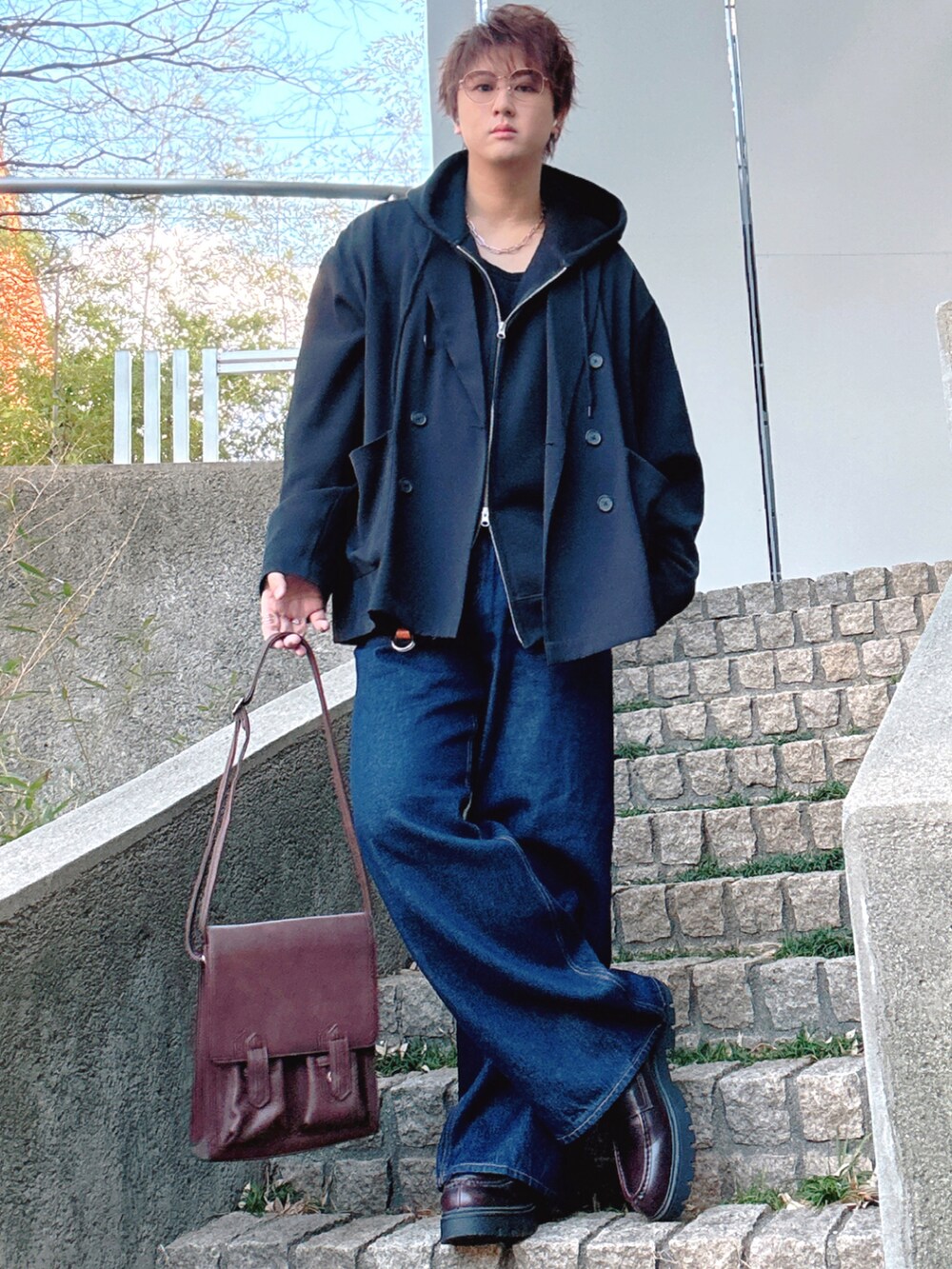 ブルー系のデニムパンツ、ブラック系のパーカー、ブラック系のセットアップを着用したメンズの冬コーディネートの3枚目の写真