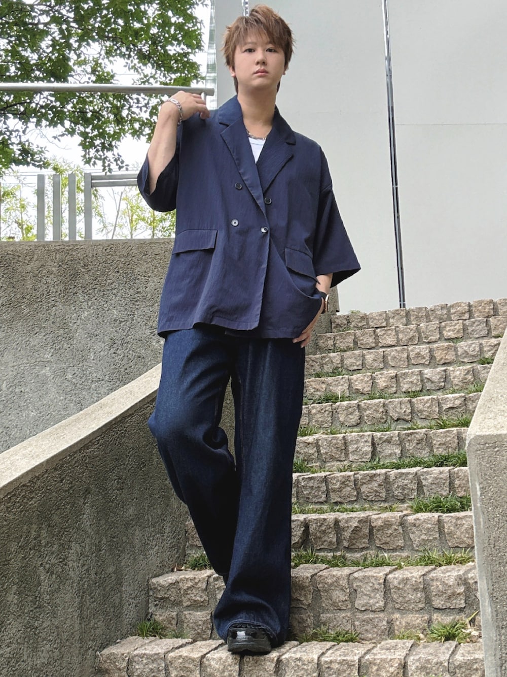 ブルー系のデニムパンツ、ブルー系のセットアップ、ブラック系のその他シューズを着用したメンズの夏コーディネートの2枚目の写真