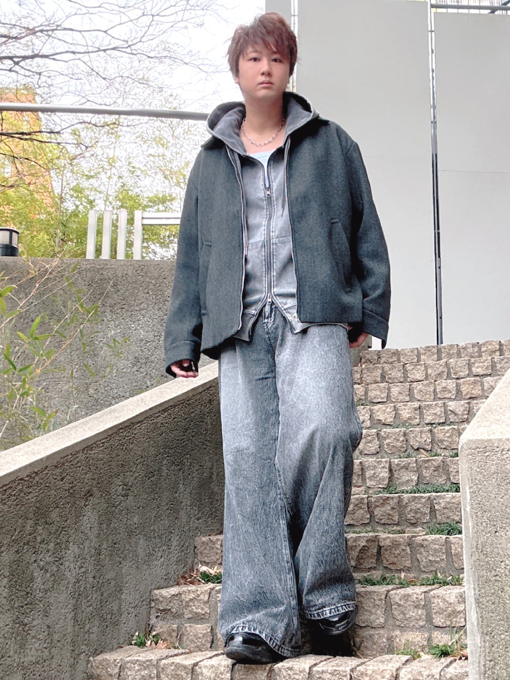 グレー系のその他アウター、ブラック系のデニムパンツ、ブラック系のその他シューズを着用したメンズの冬コーディネートの3枚目の写真