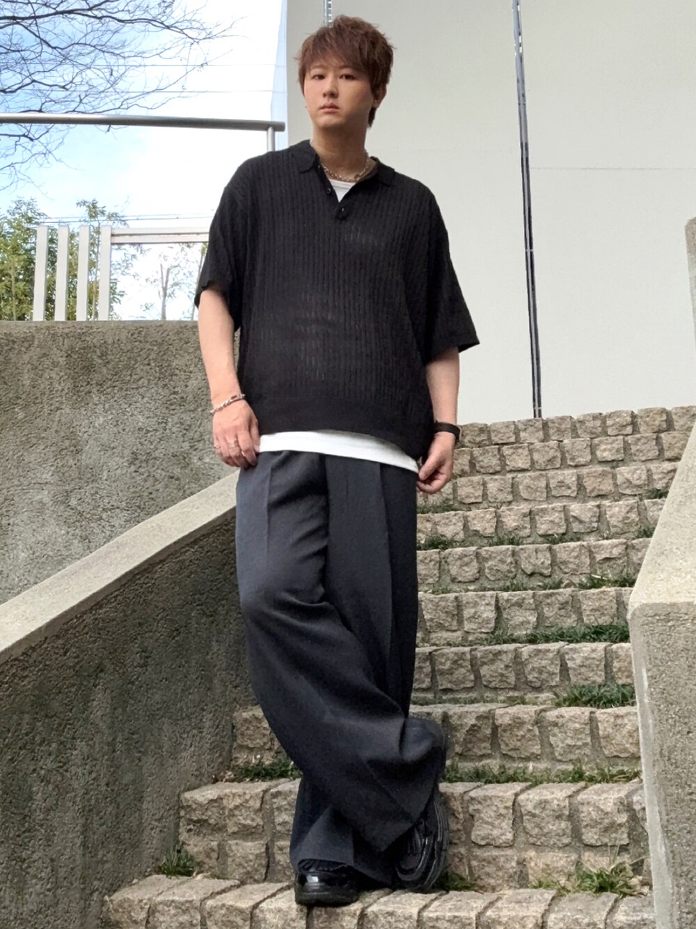 ブラック系のシャツ/ブラウス、ブラック系のスラックス、ブラック系のその他シューズを着用したメンズの春コーディネートの4枚目の写真
