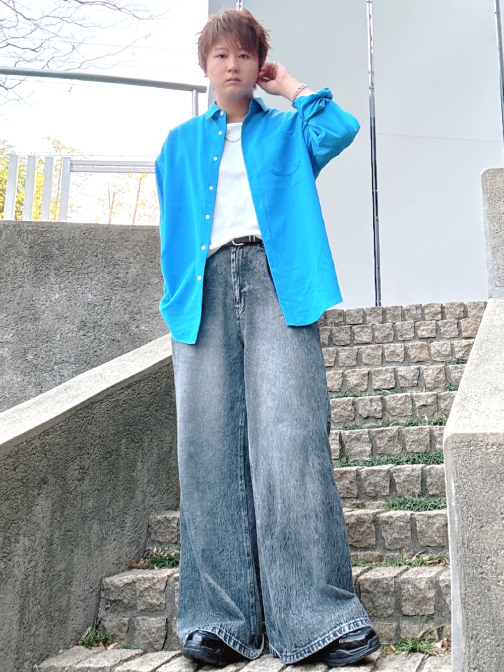 ブラック系のデニムパンツ、ブルー系のシャツ/ブラウス、ブラック系のその他シューズを着用したメンズの春コーディネートの2枚目の写真
