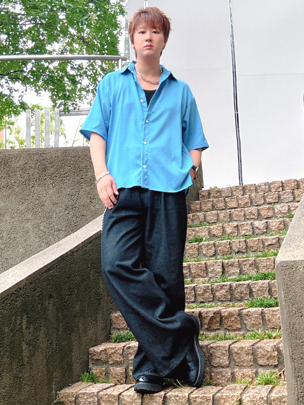 ブラック系のデニムパンツ、ブルー系のシャツ/ブラウスを着用したメンズの夏コーディネートの5枚目の写真