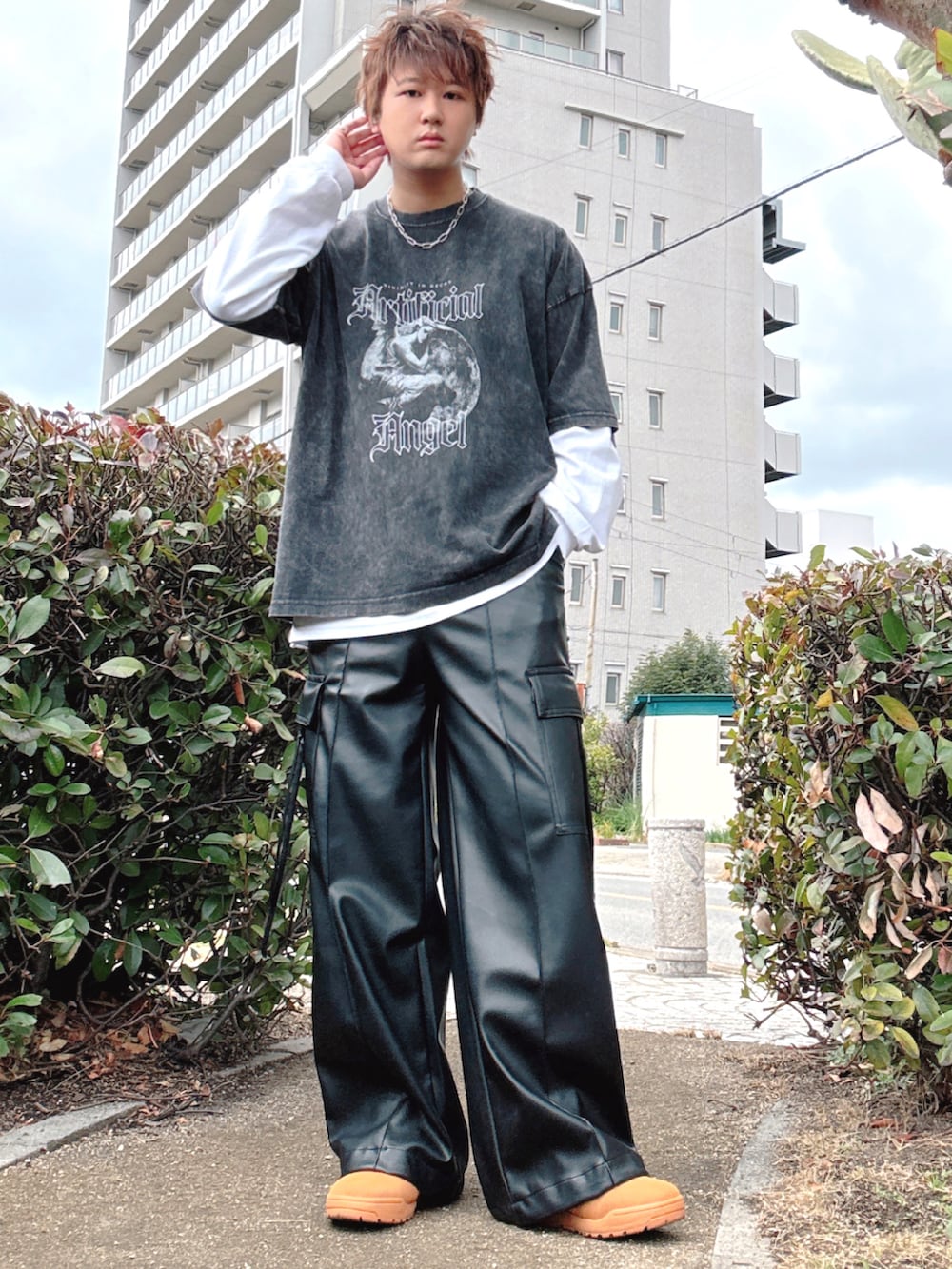 ブラック系のTシャツ/カットソー、ブラック系のカーゴパンツ、イエロー系のスニーカーを着用したメンズの春コーディネートの2枚目の写真