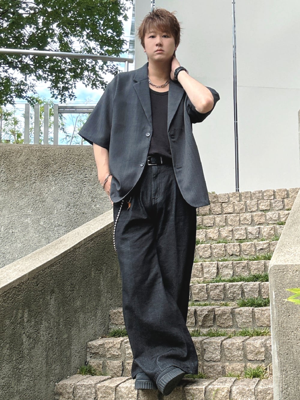 ブラック系のシャツ/ブラウス、ブラック系のデニムパンツ、ブラック系のスニーカーを着用したメンズの夏コーディネートの3枚目の写真
