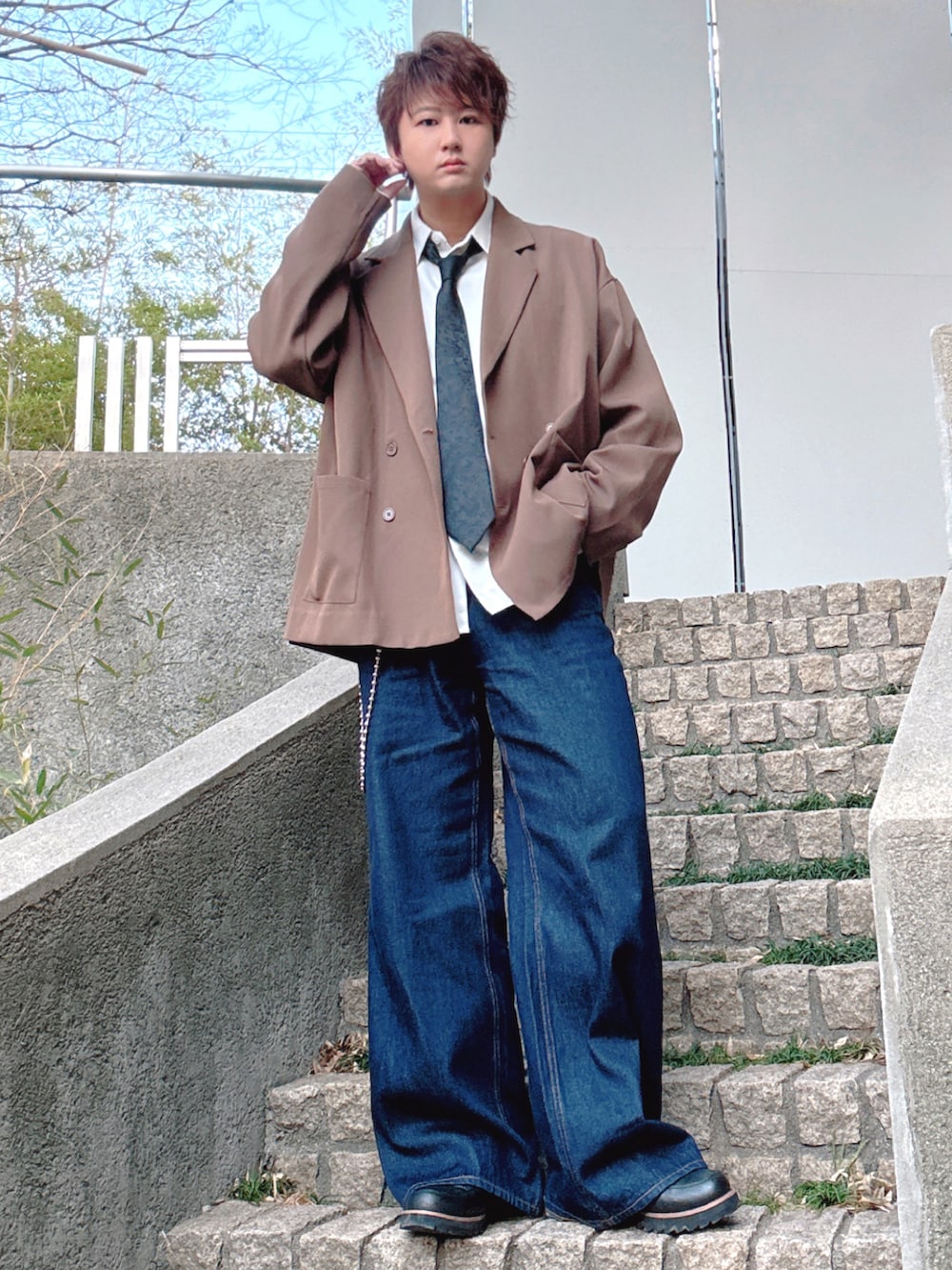 ブルー系のデニムパンツ、ホワイト系のシャツ/ブラウス、ブラック系のネクタイを着用したメンズの冬コーディネートの3枚目の写真