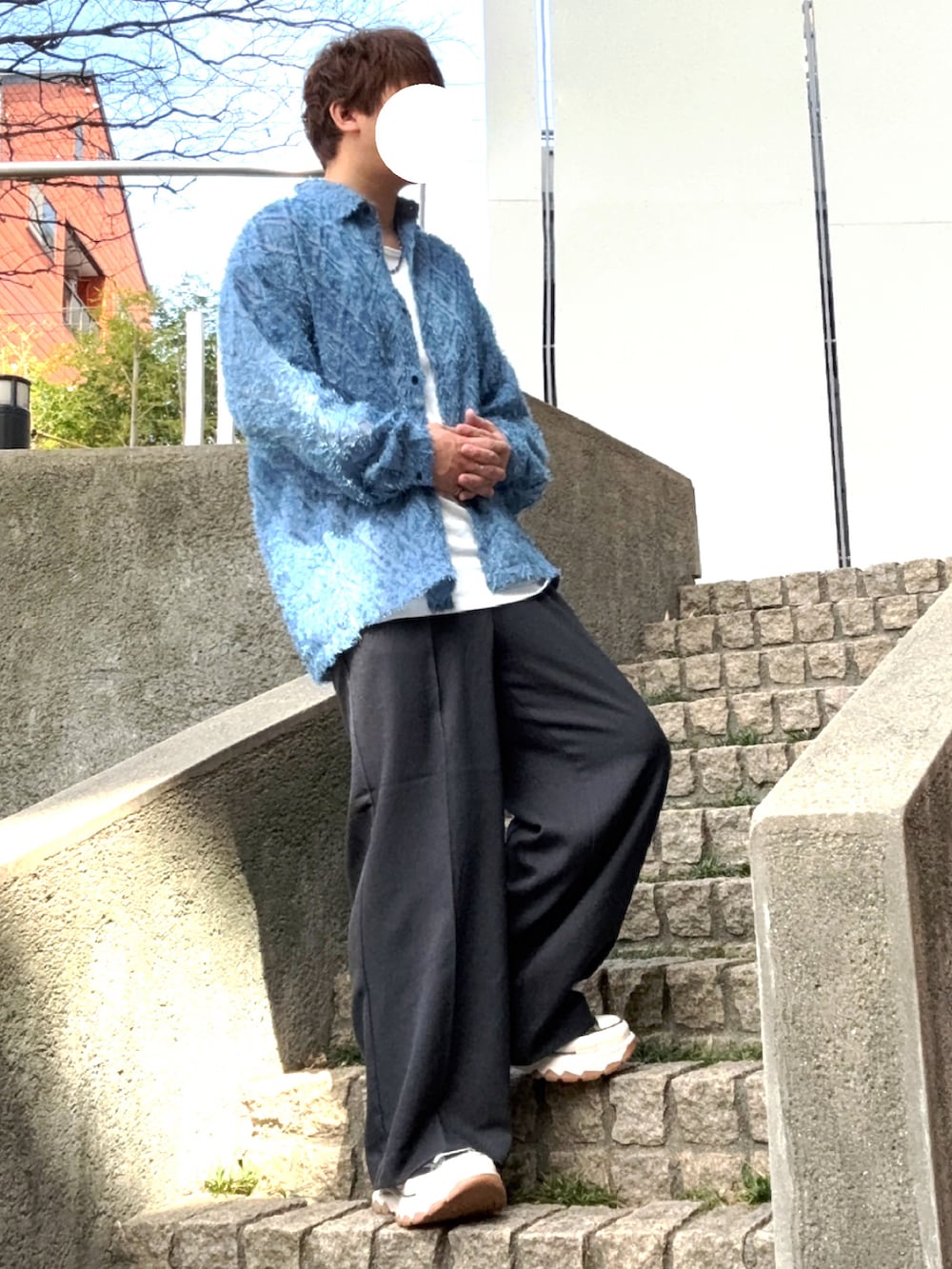 グレー系のシャツ/ブラウス、ブラック系のスラックス、ホワイト系のタンクトップを着用したメンズの春コーディネートの2枚目の写真