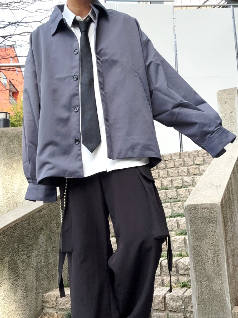 ホワイト系のシャツ/ブラウス、ブラック系のカーゴパンツ、グレー系のブルゾンを着用したメンズの春コーディネートの4枚目の写真