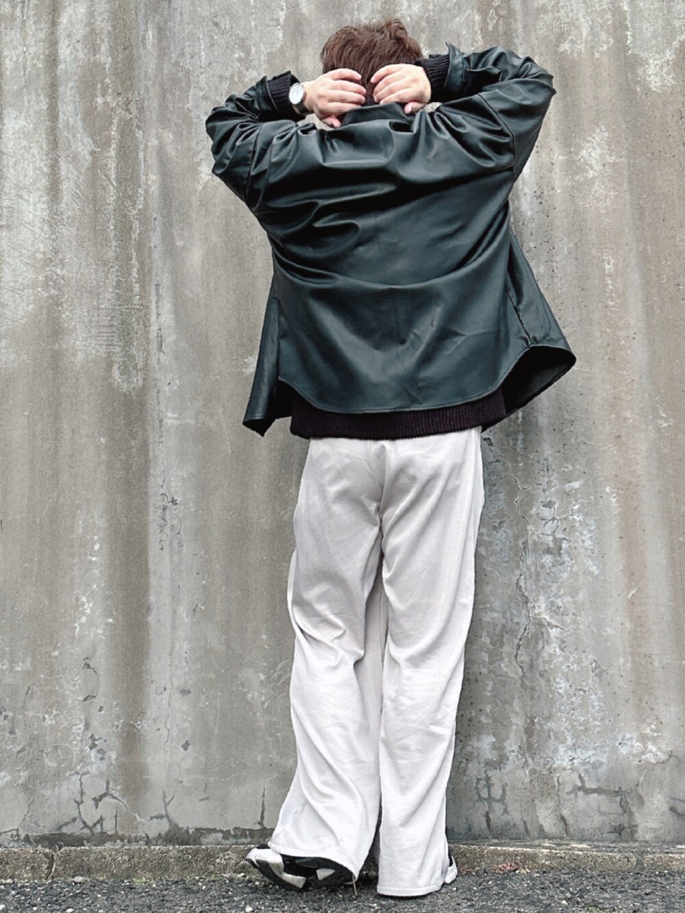 ブラック系のシャツ/ブラウス、ブラック系のニット/セーター、グレー系のスラックスを着用したメンズの冬コーディネートの4枚目の写真