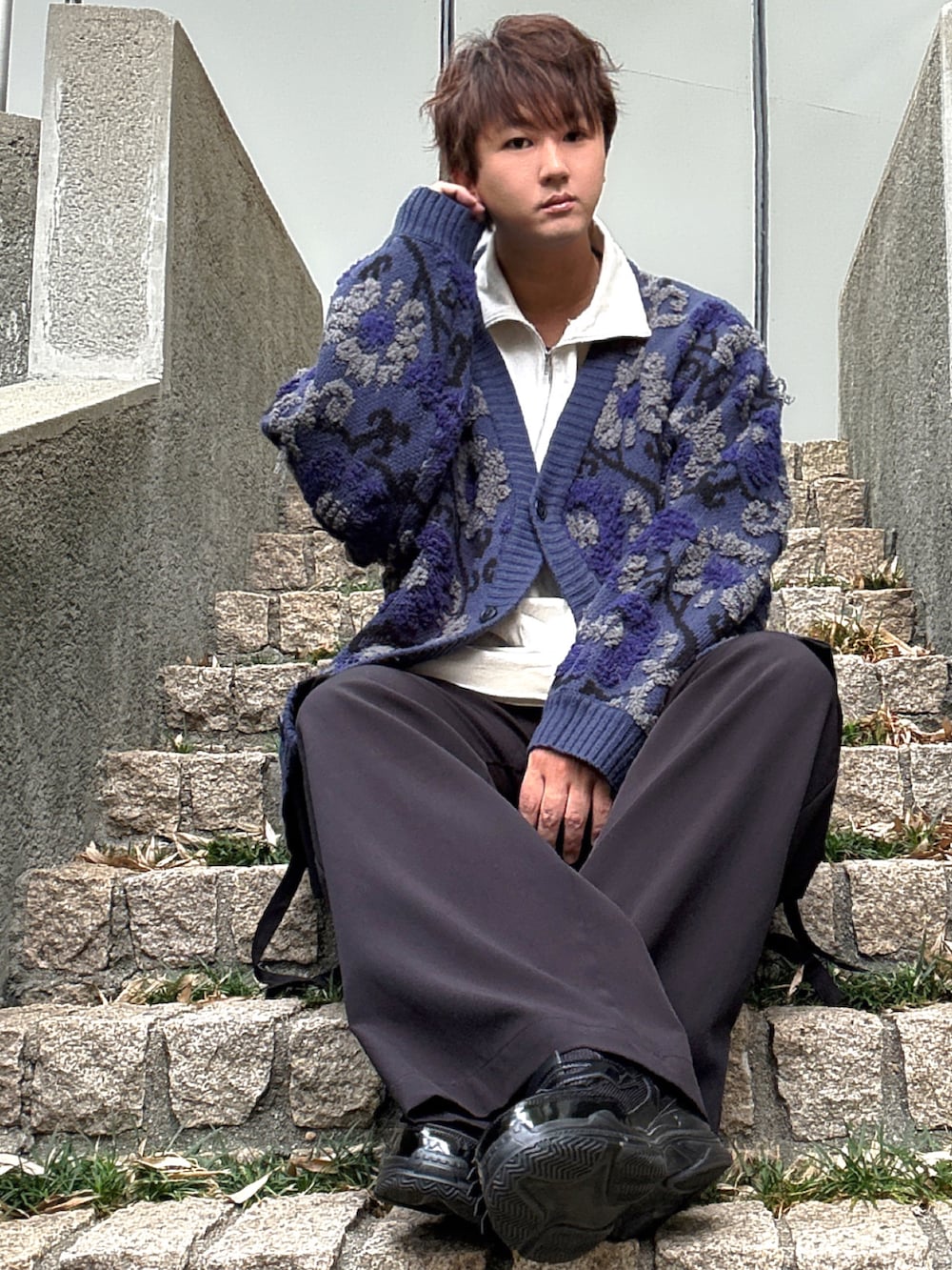 ブラック系のカーゴパンツ、ブルー系のカーディガン/ボレロ、ベージュ系のTシャツ/カットソーを着用したメンズの秋コーディネートの4枚目の写真