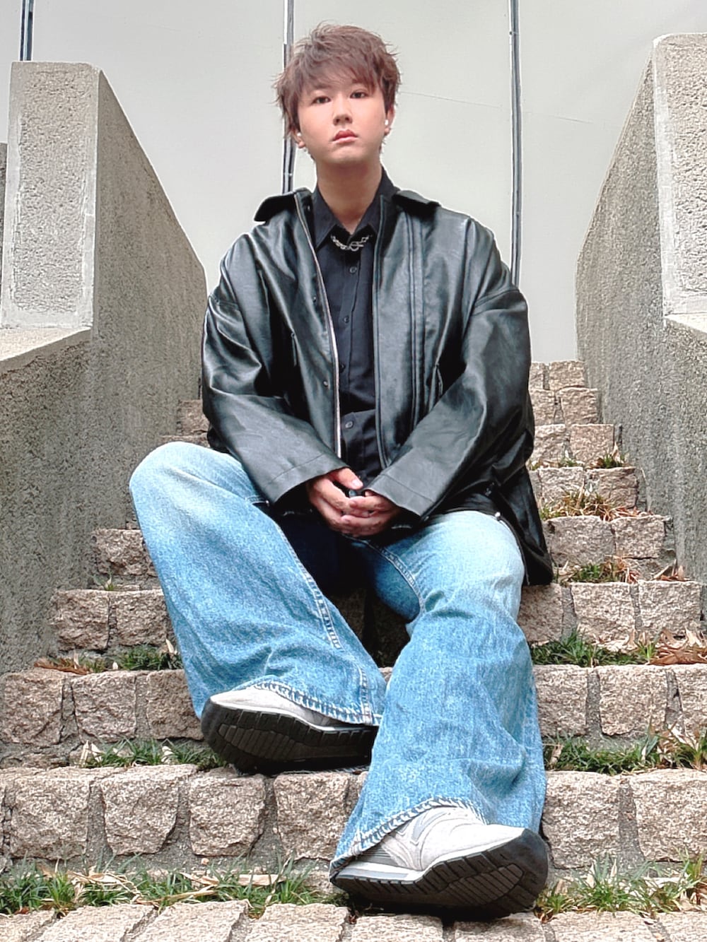 ブルー系のデニムパンツ、グレー系のスニーカー、ブラック系のブルゾンを着用したメンズの秋コーディネートの4枚目の写真