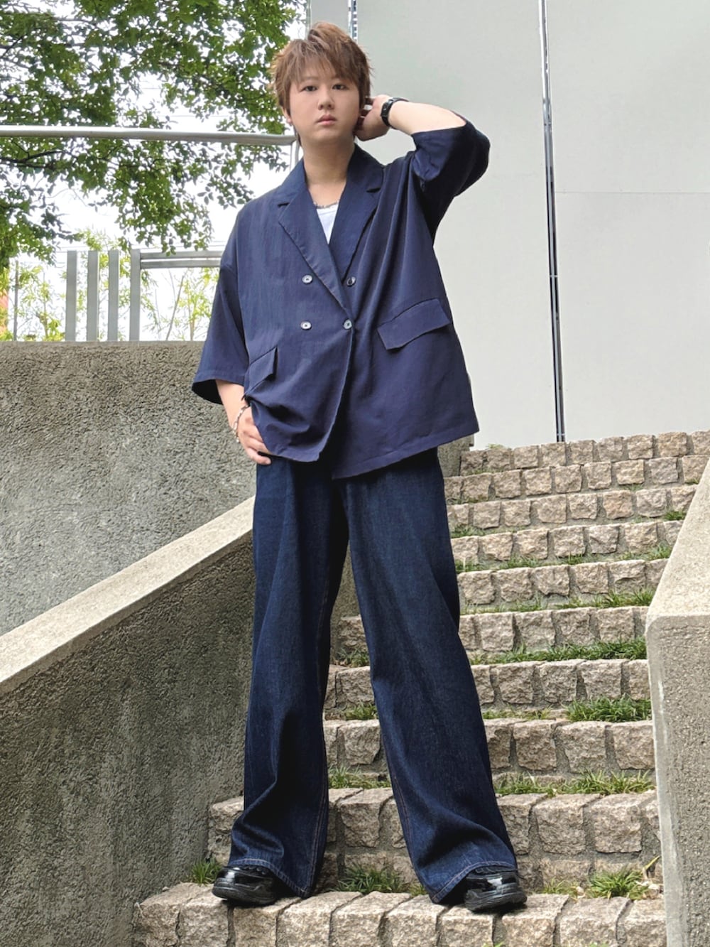 ブルー系のデニムパンツ、ブルー系のセットアップ、ブラック系のその他シューズを着用したメンズの夏コーディネートの3枚目の写真